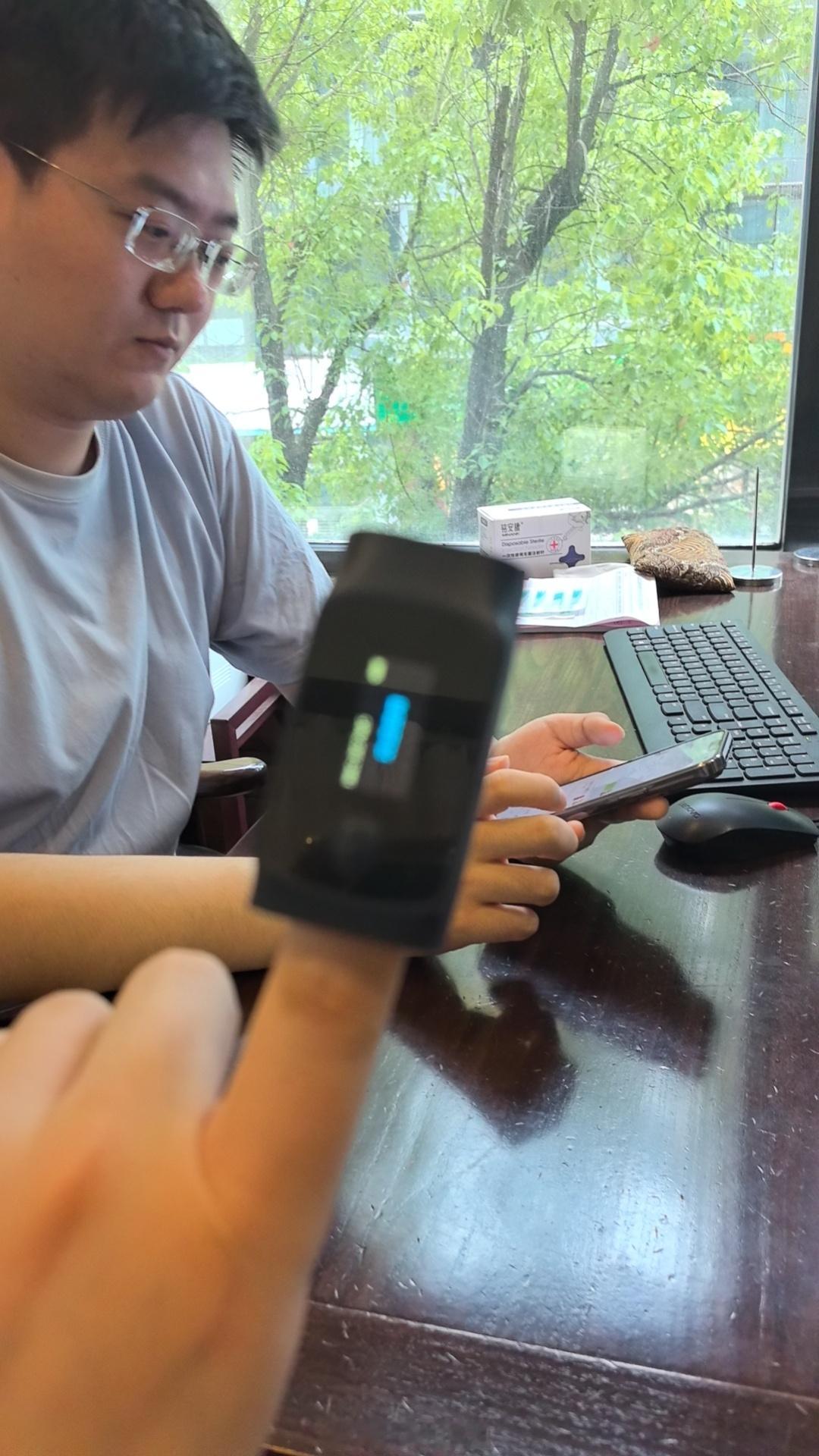 #中医# 解医生最近在玩的脉诊仪，挺有趣的，后面几张图是我刚才找解医生针灸前后的