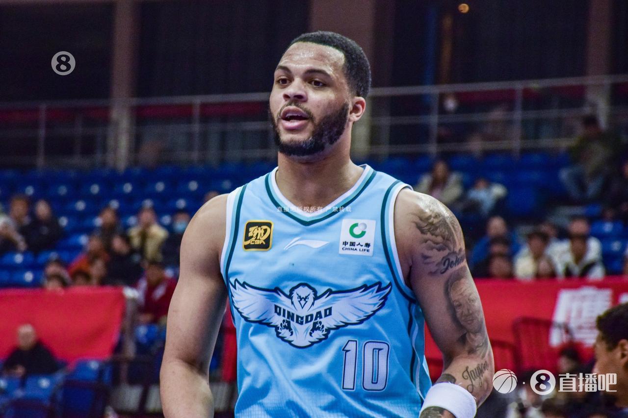 青岛四将受伤输给山东，广东广州都有伤病员，俱乐部杯太惹是生非

青岛队胡小龙和纪