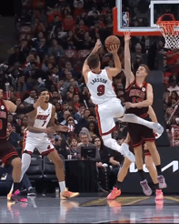 太岁头上动土？！女裁判的pigu不能碰！今天的篮球圈一定充满争议和调侃，但结论是