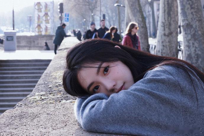 刘浩存在巴黎当韩剧女主 刘浩存的巴黎街拍也太有感觉了！塞纳河畔漫步，随意捕捉的镜