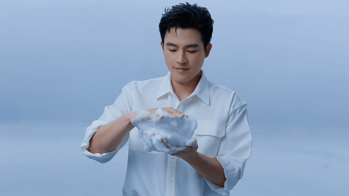 欧豪你还回糙汉赛道吗欧豪百变真的不是说说而已！从荧幕上的糙汉形象，转变为精致护肤