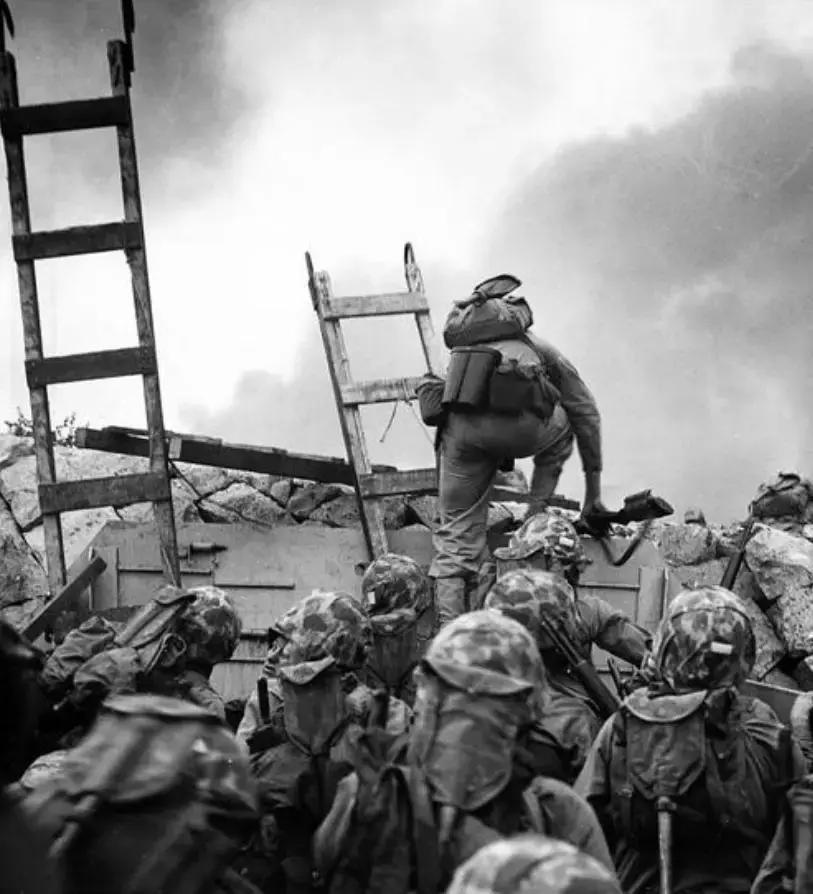 1950年朝鲜前线，志愿军车队炸毁七成，战士雪地啃土豆饿成冰雕，北京一人夜算汽油