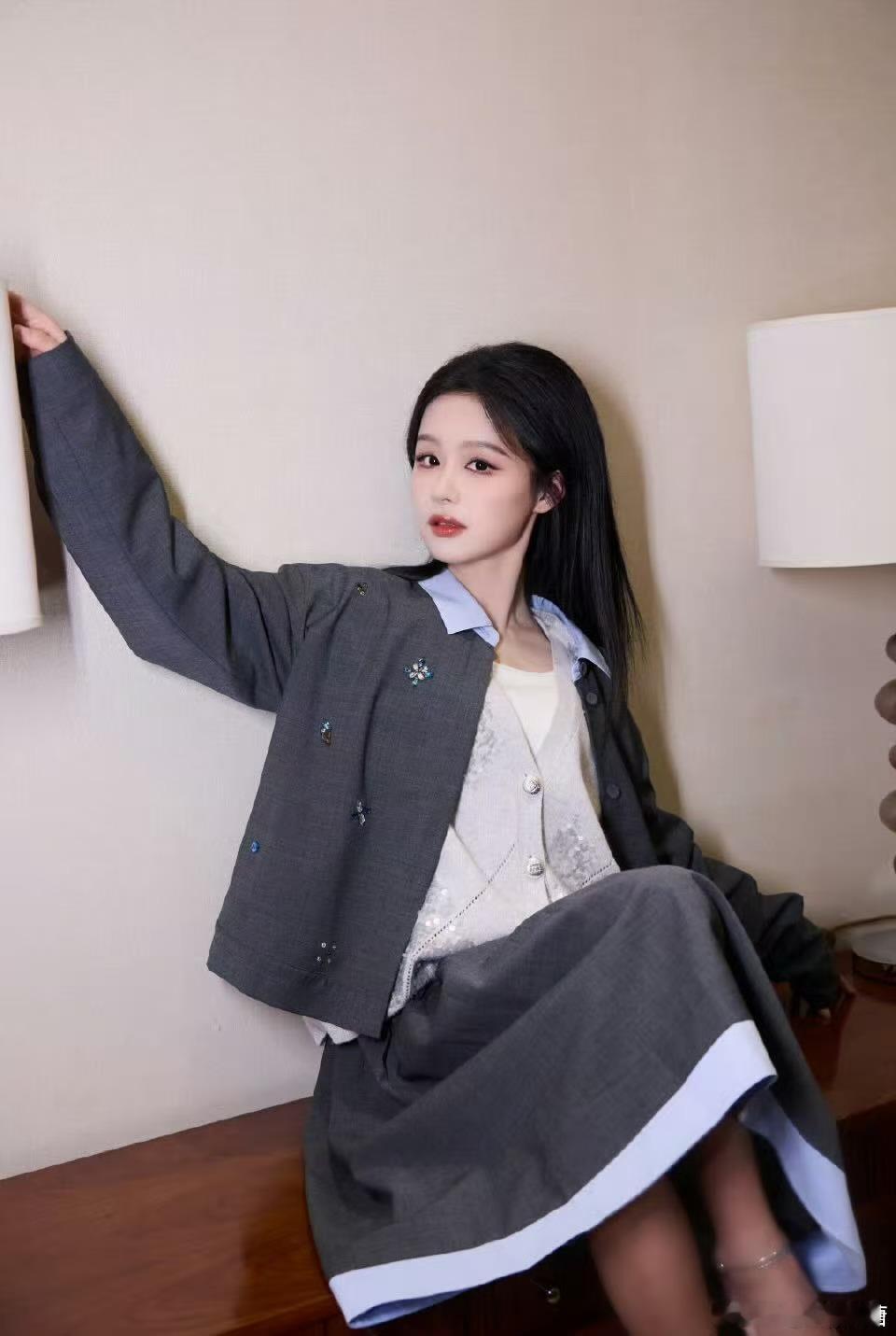 给到短剧人走秀全肯定 卡戎粉紫色西装搭配海螺道具完成走秀，人夫氛围感十足，果子线