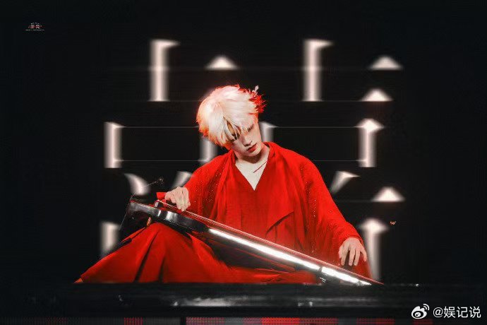 苏新皓摸镜子ending 不愧是概念舞台的神！苏新皓演绎《囍》，白发红衣相辅相成