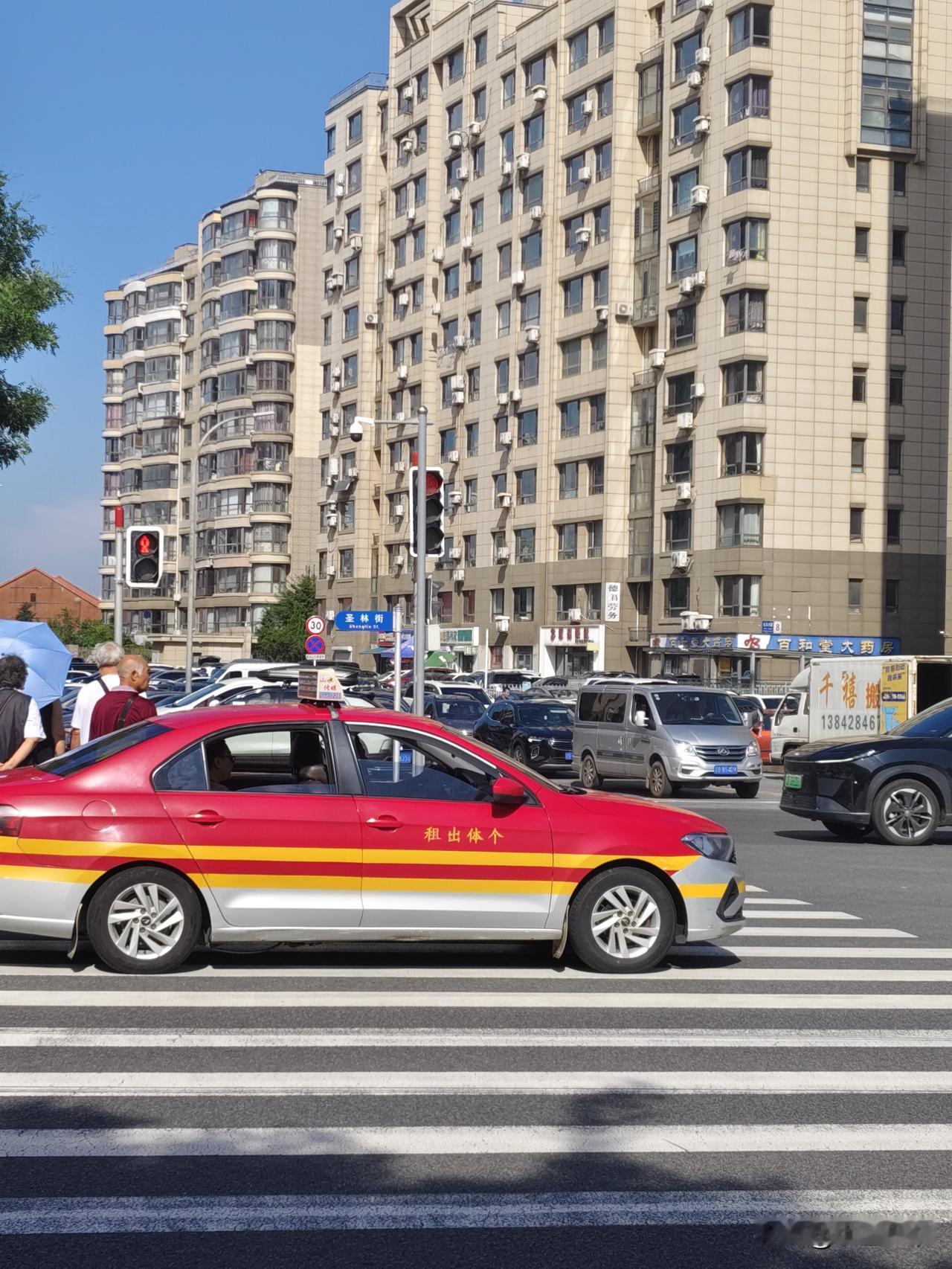 这是哪的出租车，大连就算特立独行的出租车也没这个颜色，这种应该是外地的出租车吧，