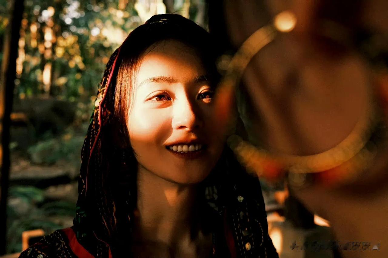 果然美女就是和美女一起玩的呀！赵丽颖周放又一起玩儿了，羡慕两个人的友谊，穿着民族