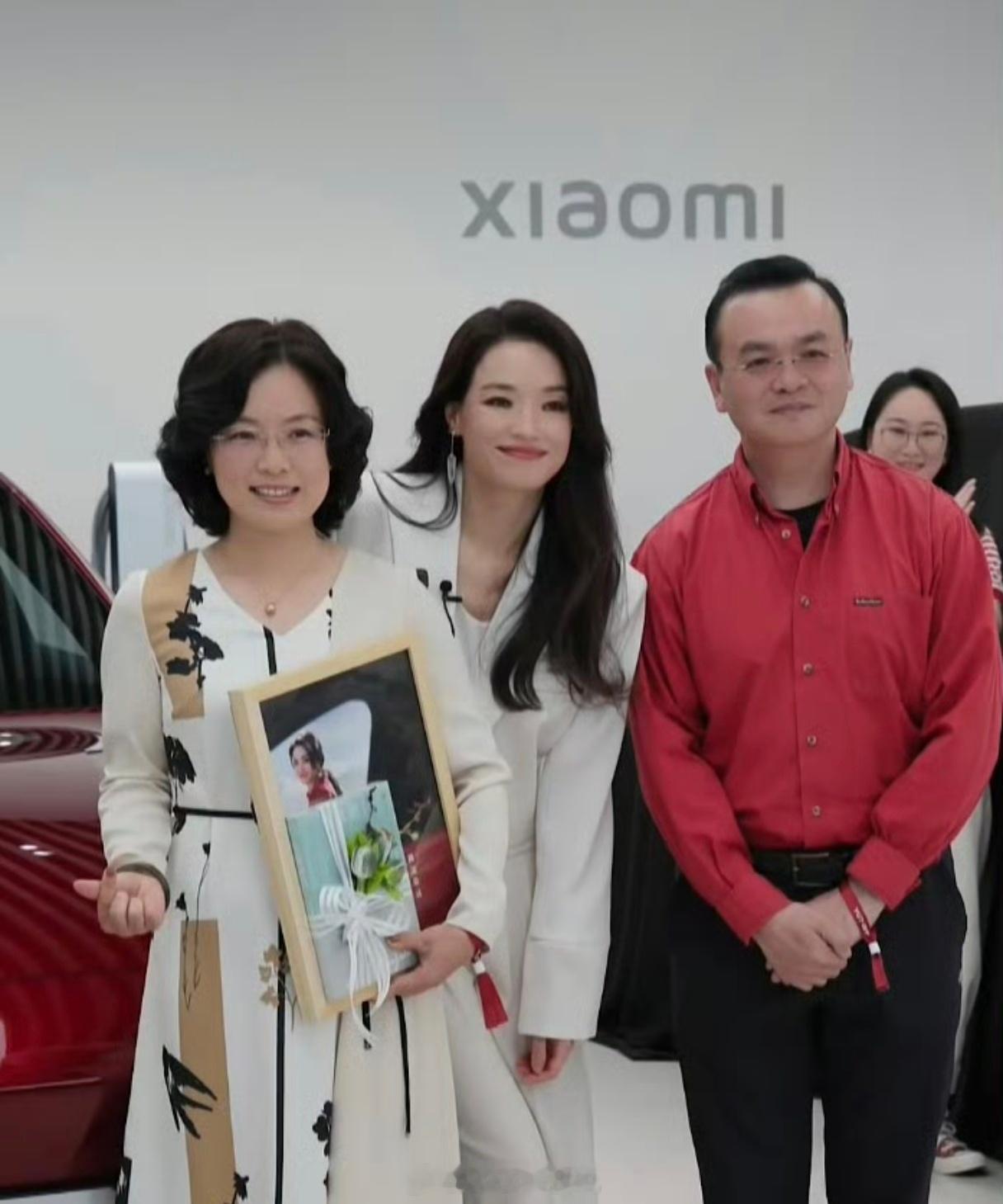 今天小米YU7 GT开始首批交车，雷军和舒淇给小米YU7车主交付，不仅合影，交付