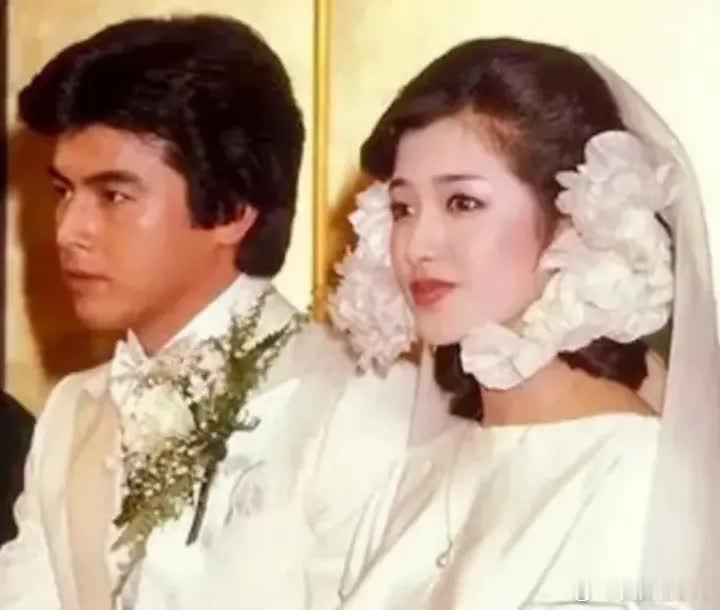 山口百惠其实才是超级狠人，因为她不会容忍男人一直不给婚约，也不会和有妇之夫纠缠不