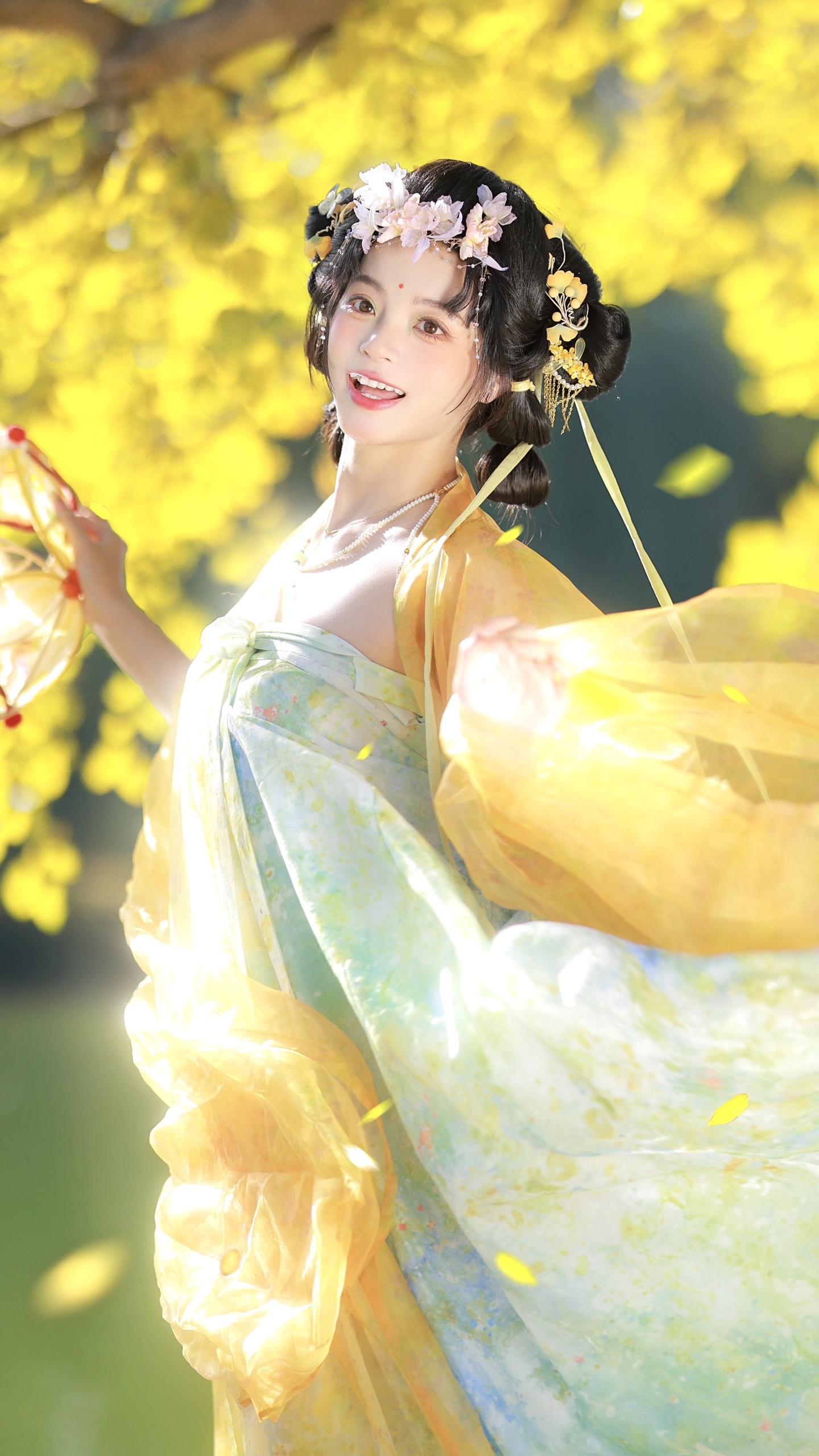 我言秋日胜春朝🍂。可爱的秋天！ 🧚‍♀️：  💄：  👗：观山月