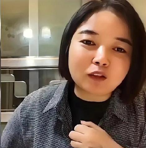 躺扫开播，“叭叭嘴”又在重新解读二八事件。他宣称其弟弟是在抽血时被“30”发现血