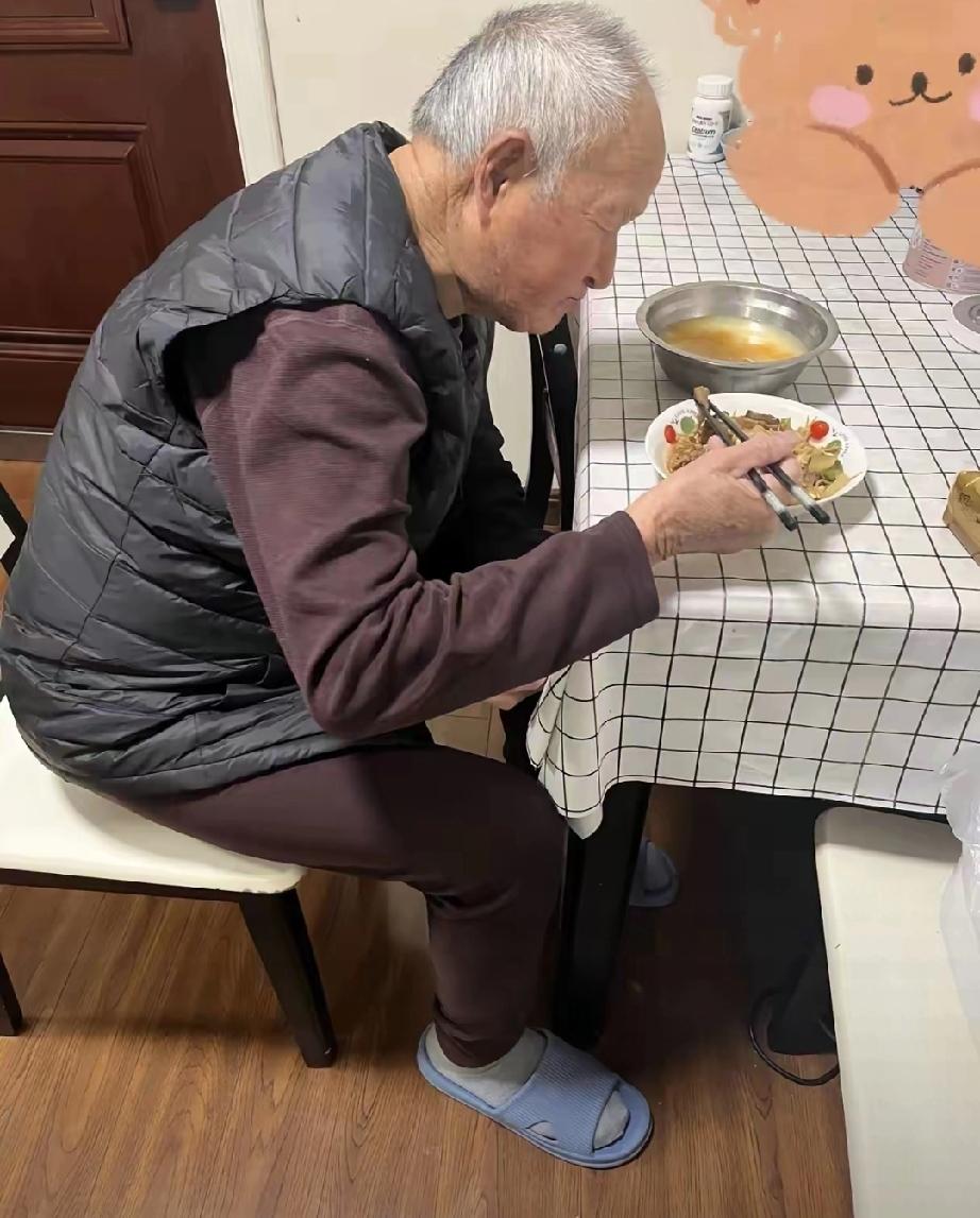 我爸今年95了，身体硬朗没三高。昨天吃饭的时候人走了，说走就走了。
​早上还自己