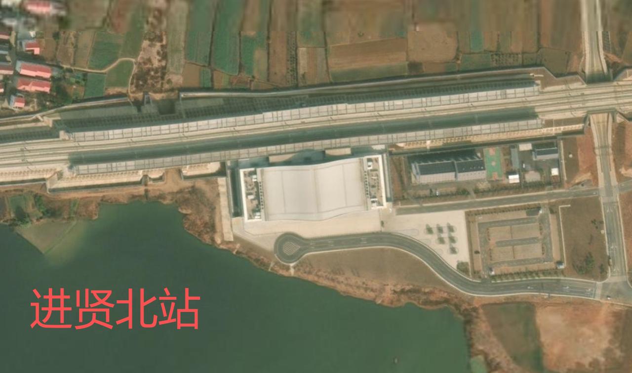 【进贤北站卫星地图】进贤北站位于进贤县三里乡，站台规模为2台4线，为昌景黄高速铁