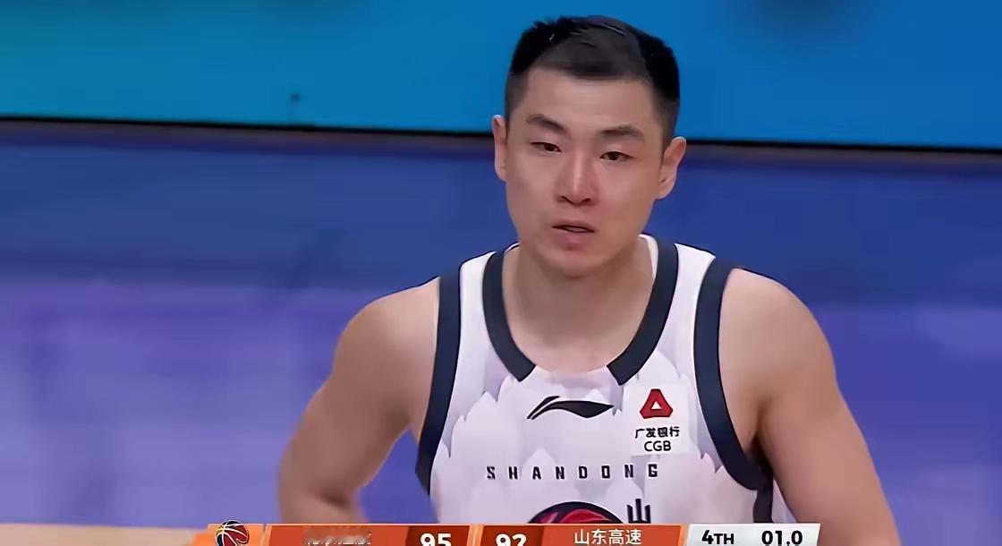 高诗岩在山东高速男篮已经是“老大”级别的球员了，虽然他投篮准确性不高。
但昨晚山