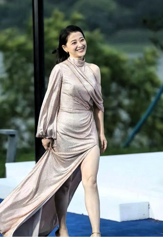 哇，真的被她这个状态惊艳到了！
 
不光身段保持得这么出众，演技更是经得起时间考