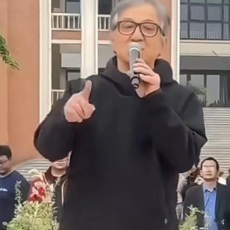 特朗普亲自下场，“催更”后。
71岁成龙确定出演《尖峰时刻4》
成说快点拍，不然