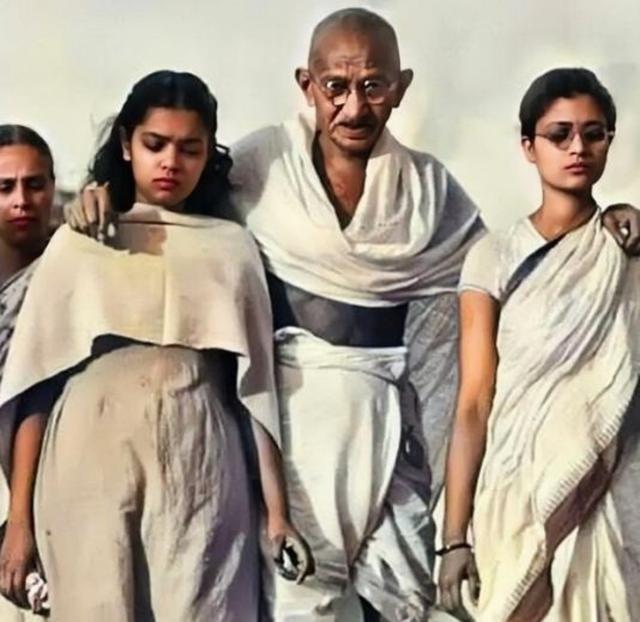 印度圣雄甘地为了锻炼自己禁欲的忍耐力，和自己的孙女、侄媳妇同床共枕，结果每一次都