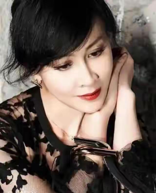 刘嘉玲当年到底是被谁绑架了？为什么就是没有一个准确说法！

1990年4月24日