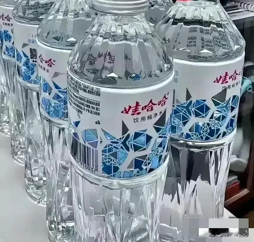 娃哈哈冰柜生产线火力全开，生产冰柜，配送冰柜。真好，娃哈哈就需要属于自己的冰柜，