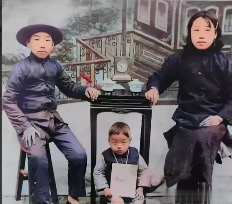 民国初期，一张特殊的全家福，照片中桌子两旁坐着一名刚刚12岁的男孩，旁边是他17