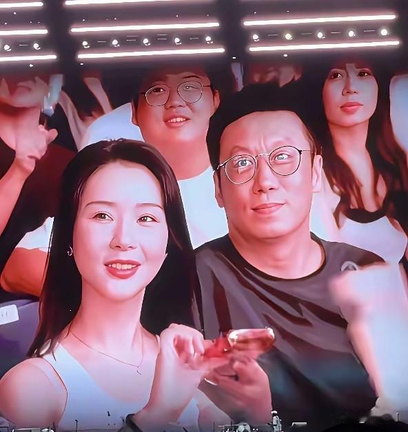 邓紫棋演唱会又出名了，这俩朋友竟然去看演唱会，被投上大屏幕，如果说俩人大方的挥挥