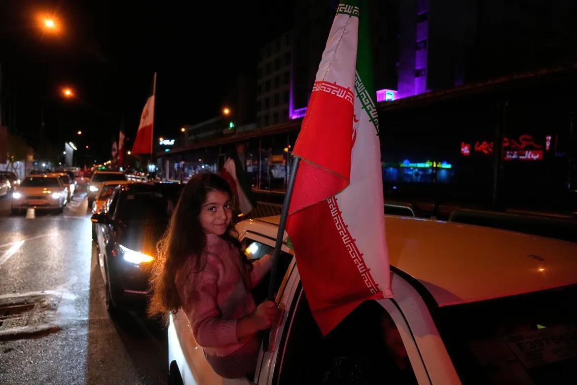 伊朗和美国同意停火两周，德黑兰为此欢庆，为什么美国没有庆祝。
     先说结论