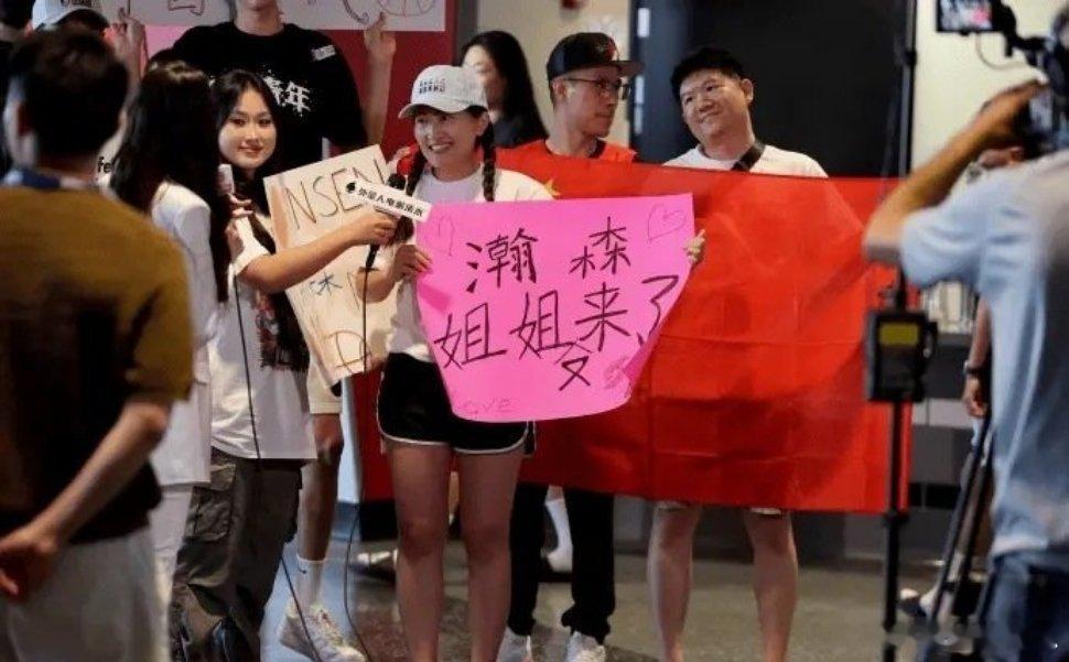 杨瀚森球迷姐姐又来了“杨瀚森球迷姐姐又来了”不仅是单一助威事件，更是中国球员国际