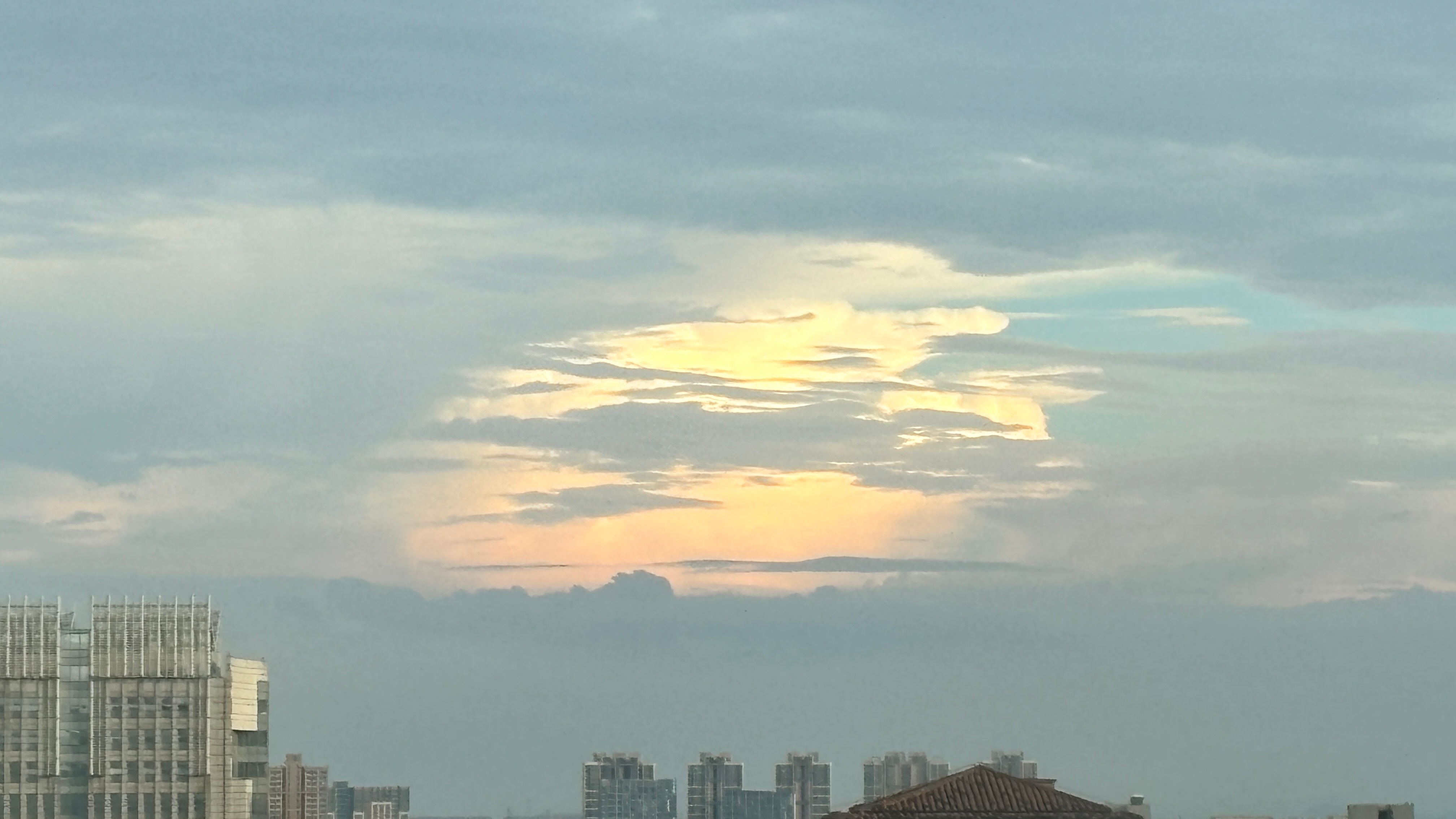 大雨后的天空，我觉得会有彩虹 
