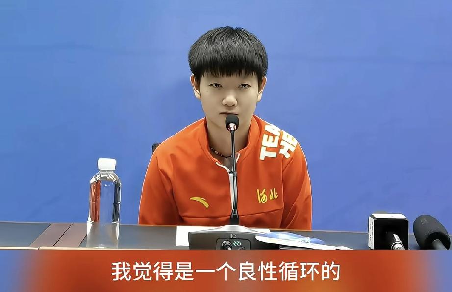 十几岁就开始发言了，怪不得流程这么熟。
这是莎莎十七八岁发言的样子。一板一眼，条