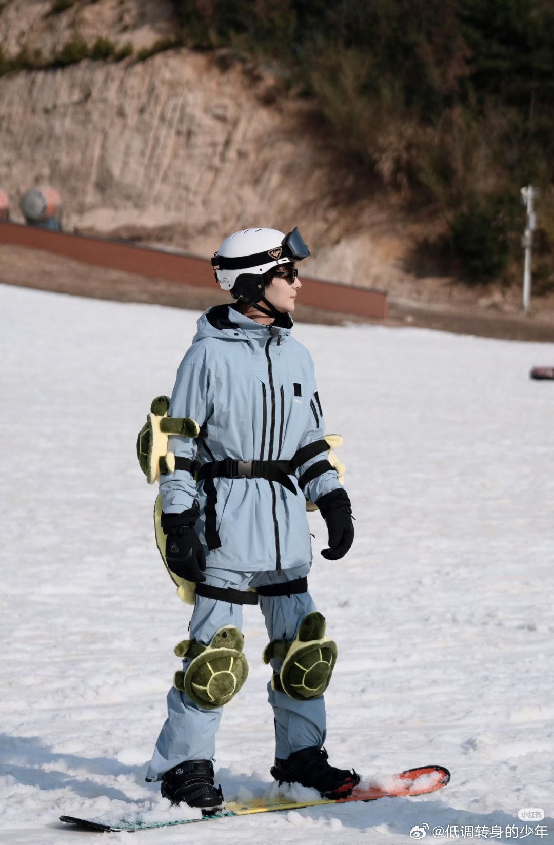 夏之光光光冰蓝色滑雪服好帅气，小乌龟护具少年感真的好戳人清新可爱夏之光