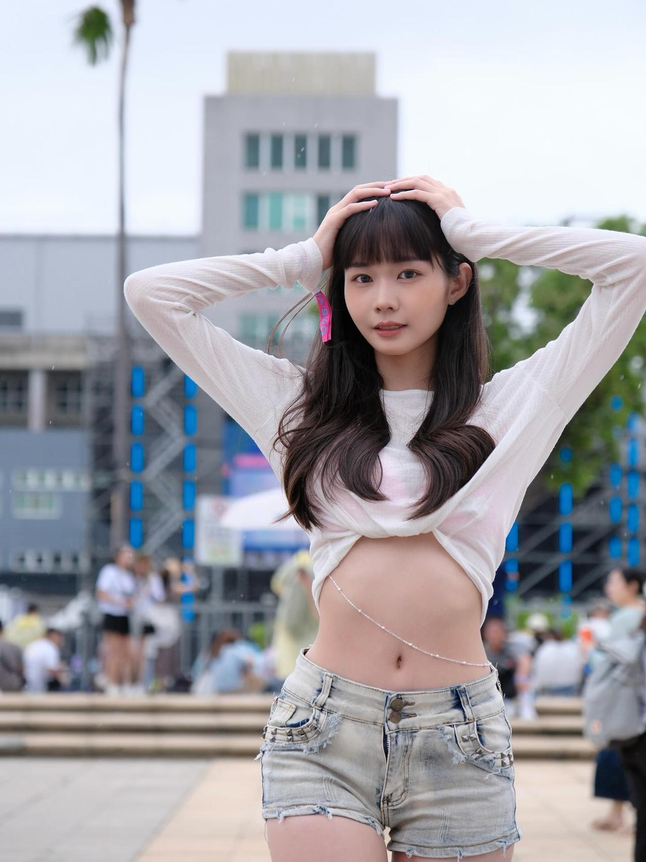 天气太热了美女 辣妹穿搭 完美身材