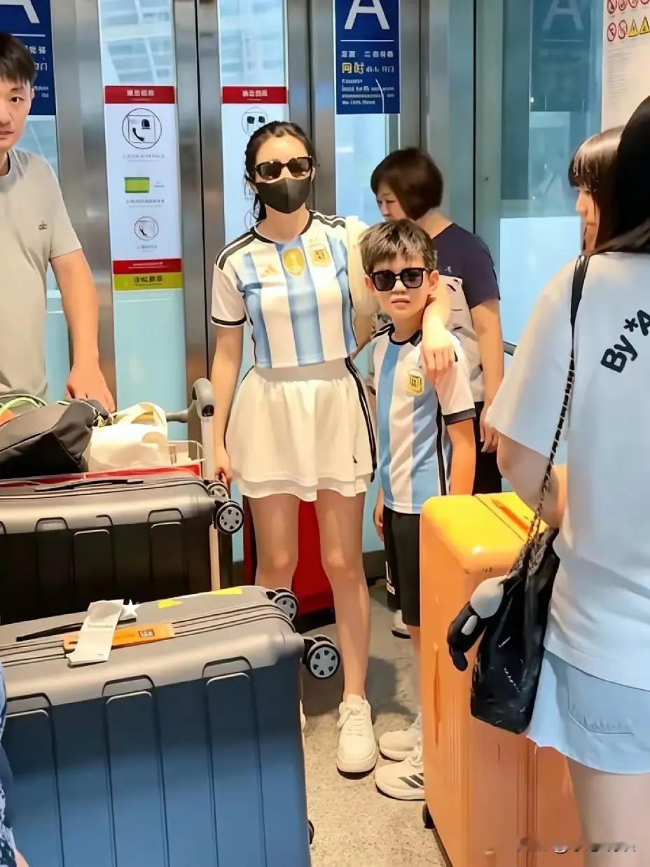 陈妍希带9岁儿子回北京！小星星帅成迷你陈晓，这所学校藏不住了 