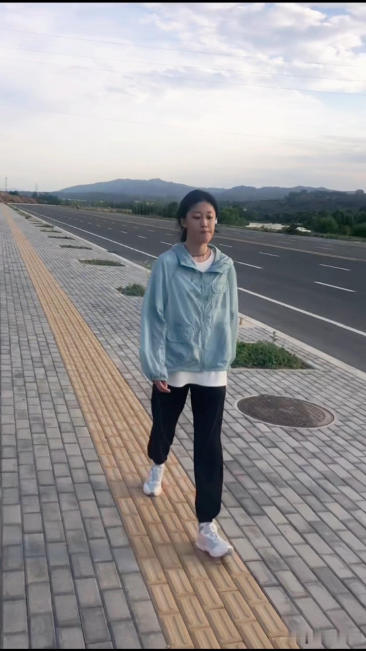 晚上菲儿和爸爸迎着美丽的晚霞去运动啦！锻炼身体啦！只要菲儿愿意从车上下来，不管干