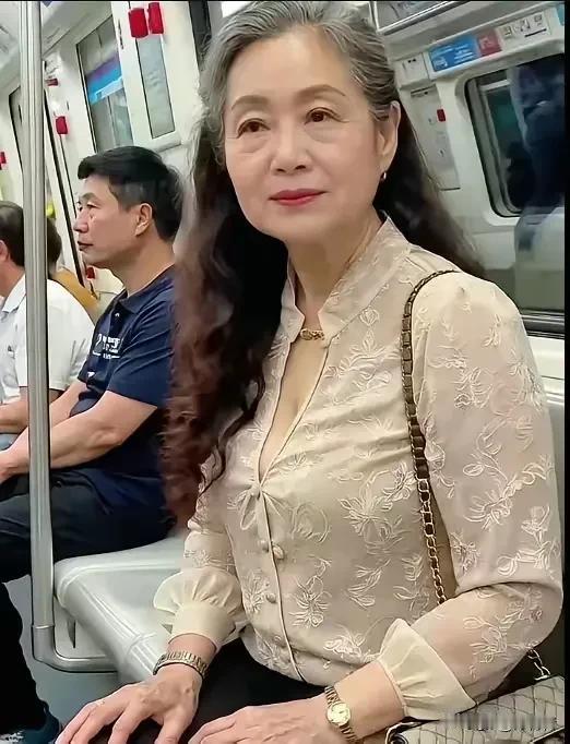 70岁奶奶该不该穿露胸装？“啥年龄穿啥衣服，这样穿让年轻人都不好意思了。”网友直