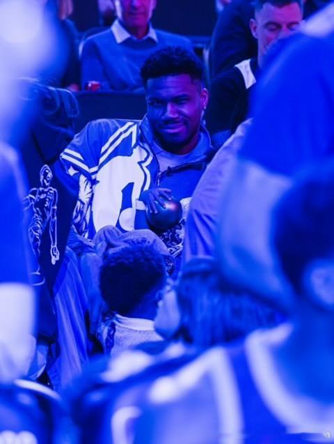 字母哥写道：“我只有两个词：谢谢你们！你们让我和我的家人创造了将永远珍惜并谈论的