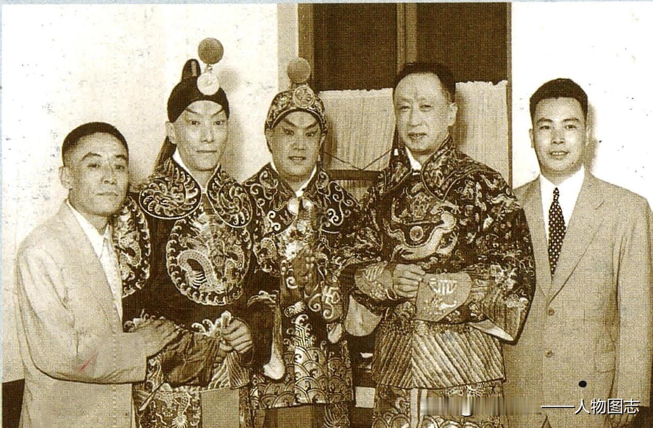 1956年中山音乐堂大合作演出《四郎探母》，左起奚啸伯、谭富英、陈少霖、马连良、