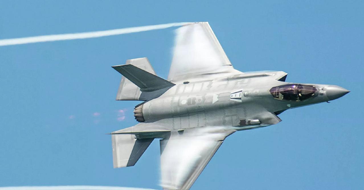 突发！一架美国空军的F-35A战斗机在日本附近海域消失。

根据航班追踪网站的数