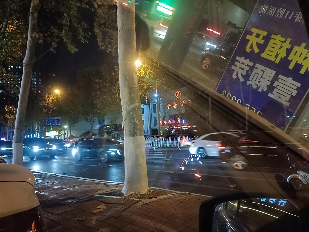 乍冷人不适，风急刺骨寒。
​归鸦惊又栖，途中车马喧。
​生民多艰辛，拼搏只为钱。