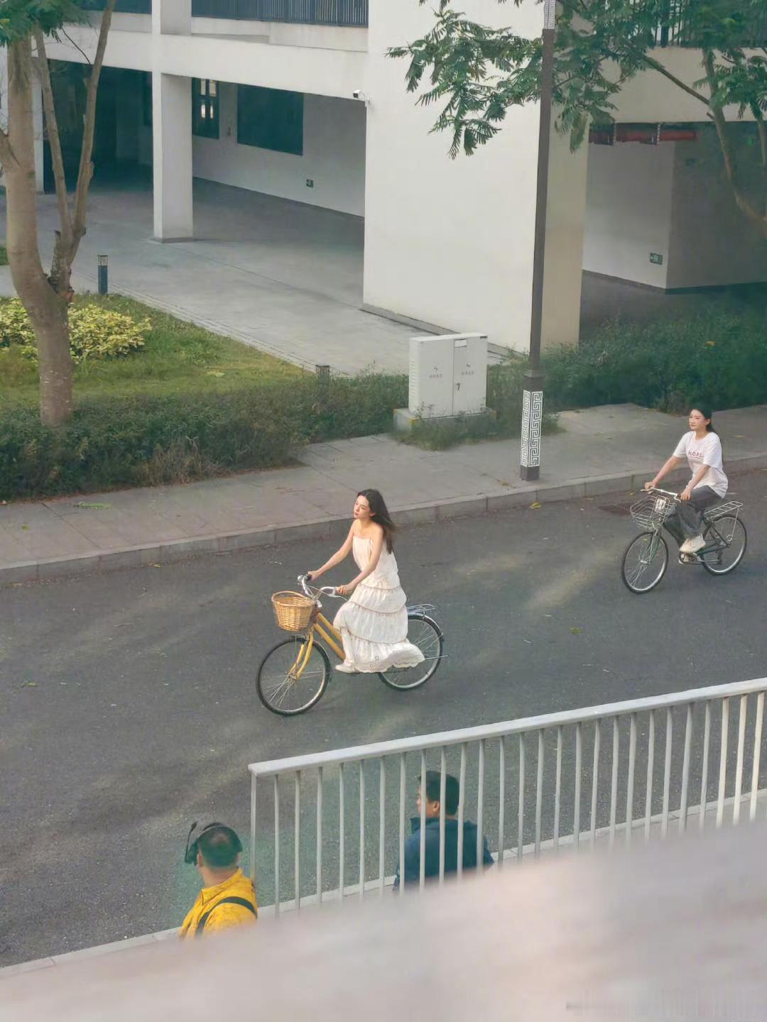 周也今日骑车路透，白色吊带连衣裙，清冷感与少女感并存！ 