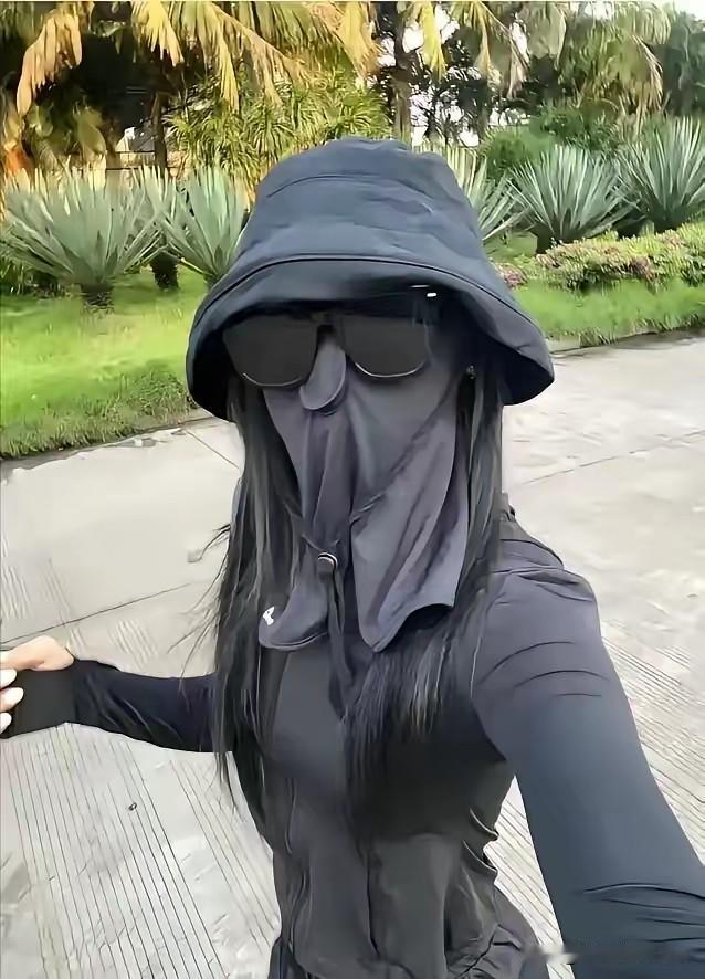 哇塞，这也太吓人了吧，都是阳光惹的祸！

见过涂抹防晒霜的，也见过戴遮阳帽的，也