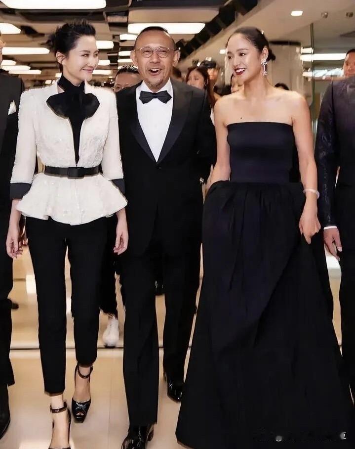 左边这一位女明星，她的身材是这个年龄段里最好的一个，没有变形，50多岁了还那么性