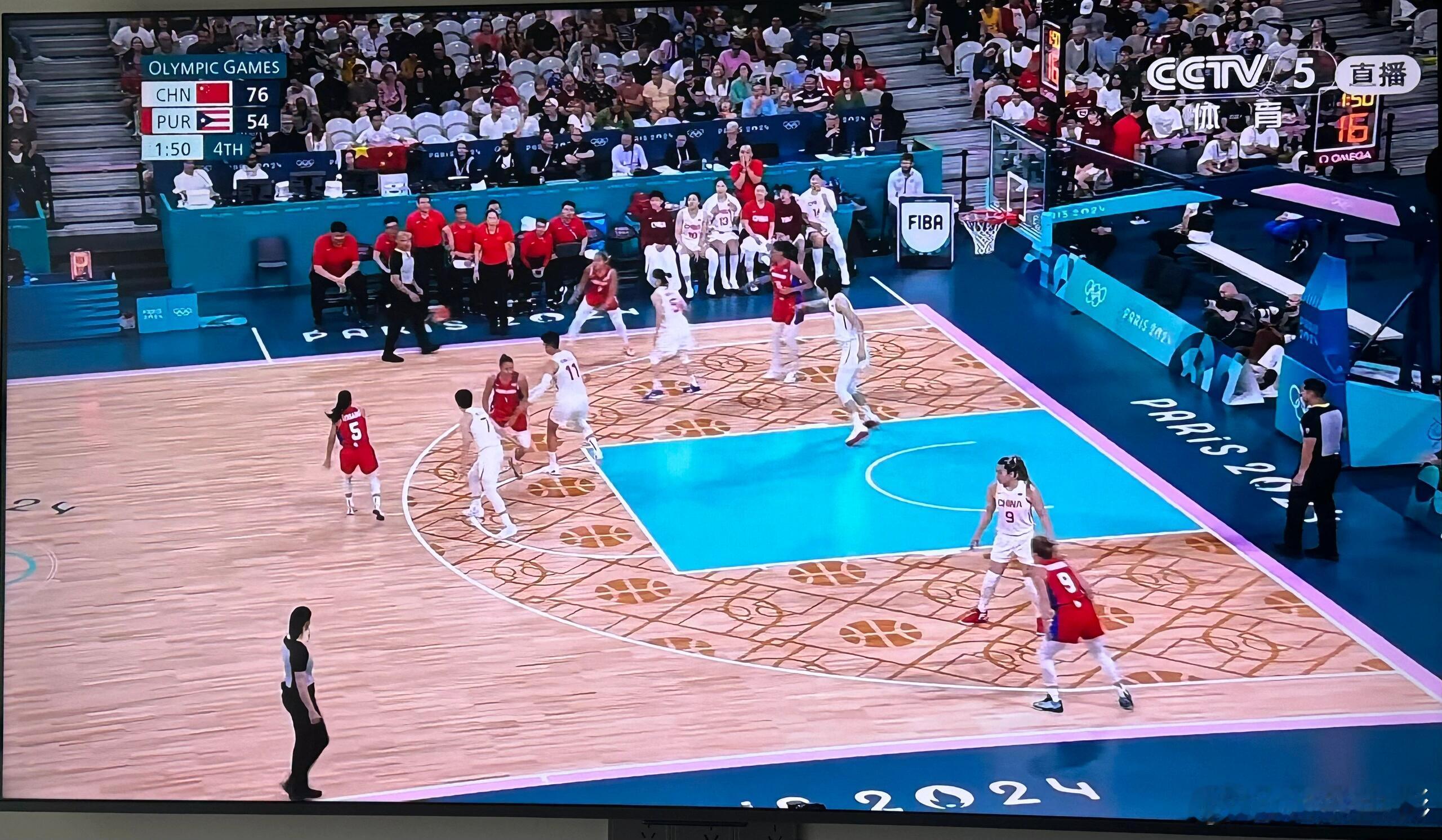 我请教一下今天的裁判真的没问题吗？那个波多黎格打球那么脏。动作那么大。抢蓝板  