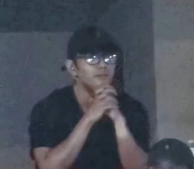 肖战悄悄出现在李宇春演唱会现场，顶流也追星