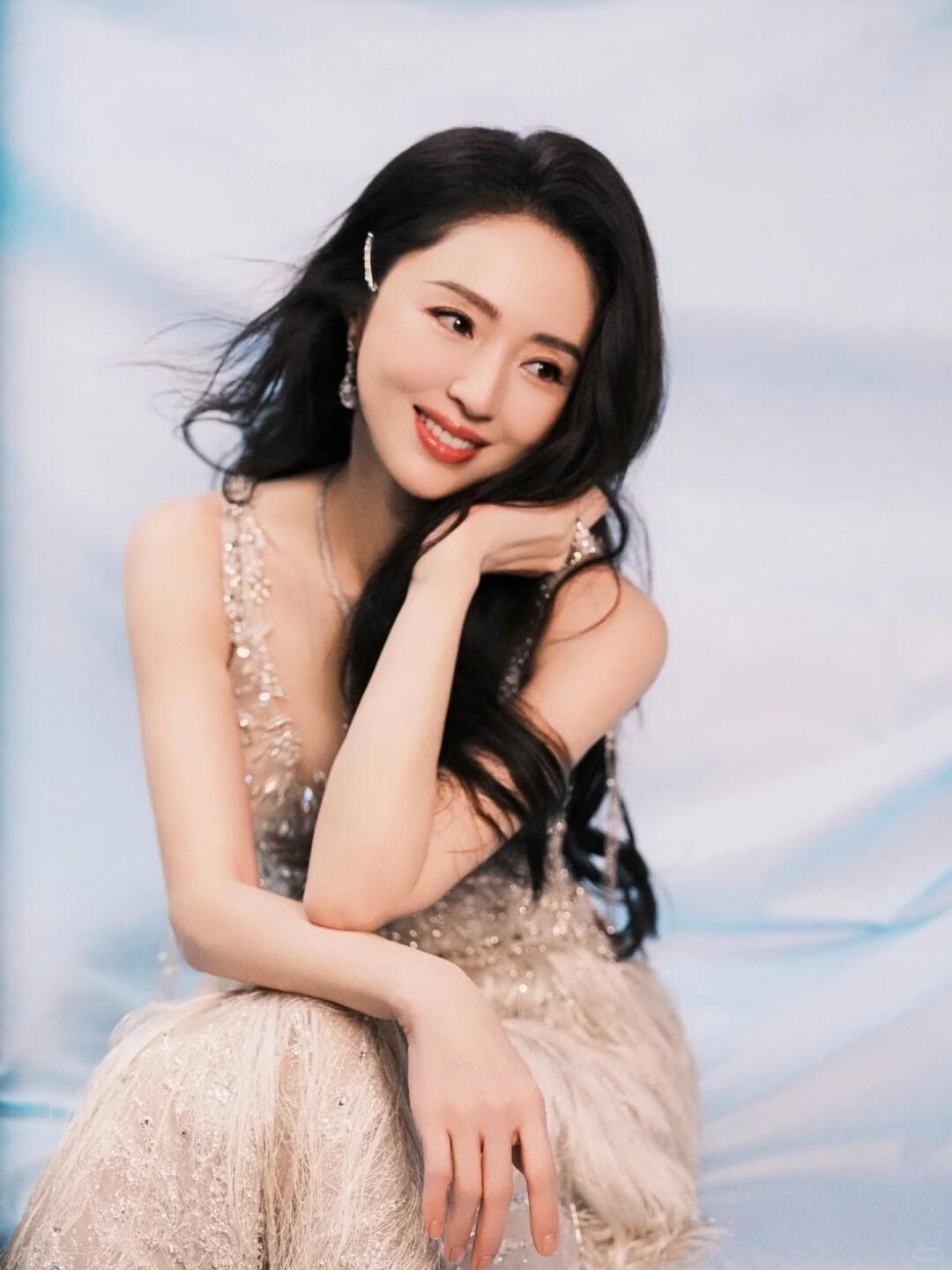谈不上喜不喜欢，但很欣赏董璇身上那份从容坚韧的气质。
 
董璇的颜值很有古典韵味