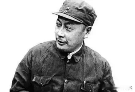 1963年秋天，成都街头。国务院副总理兼外交部长陈毅是四川乐至人，年轻时在成都甲