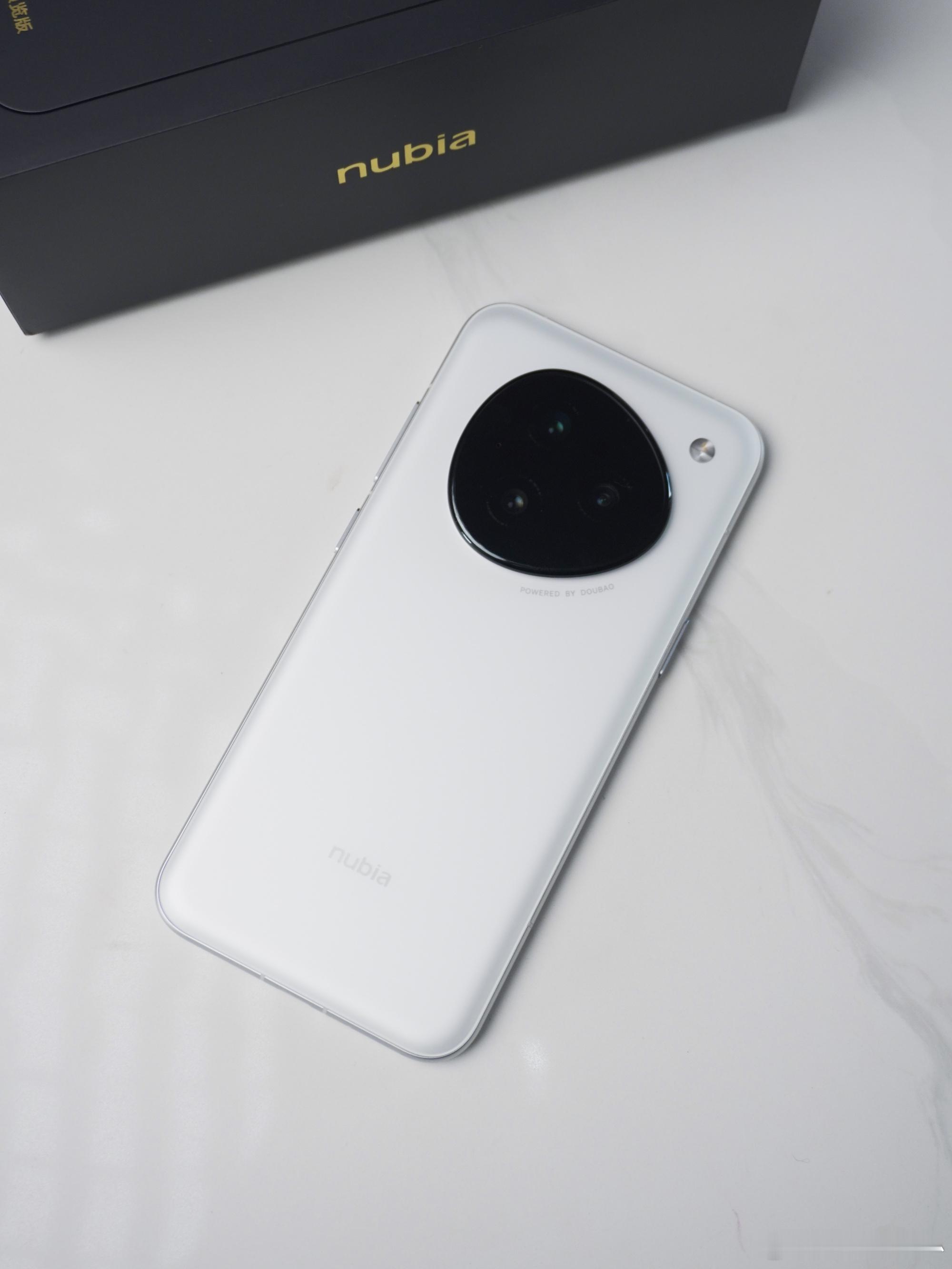 你的手机冬天还会掉电快吗 逛豆包手机助手用户群，发现大家除了一直在聊AI能力外，