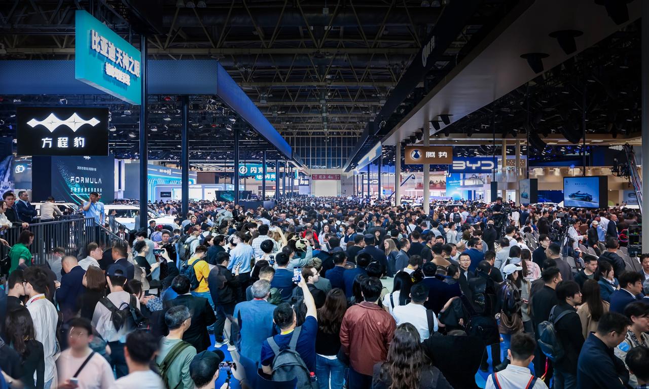 以前想看顶级汽车技术，得飞慕尼黑、巴黎、日内瓦。现在不用了。全球的目光，都聚在北