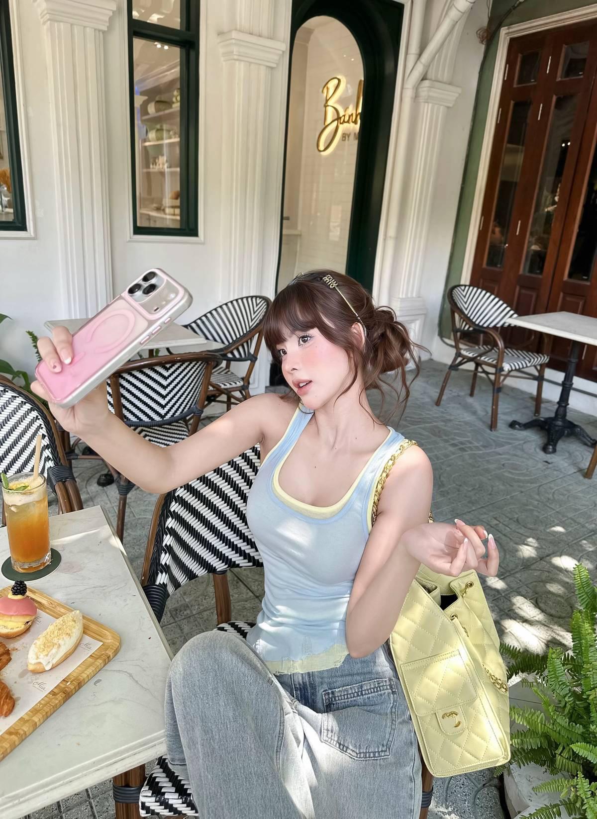 韩系松弛感｜咖啡店ootd
谁懂啊！这套真的把韩系松弛感焊在身上了✨

浅蓝撞奶