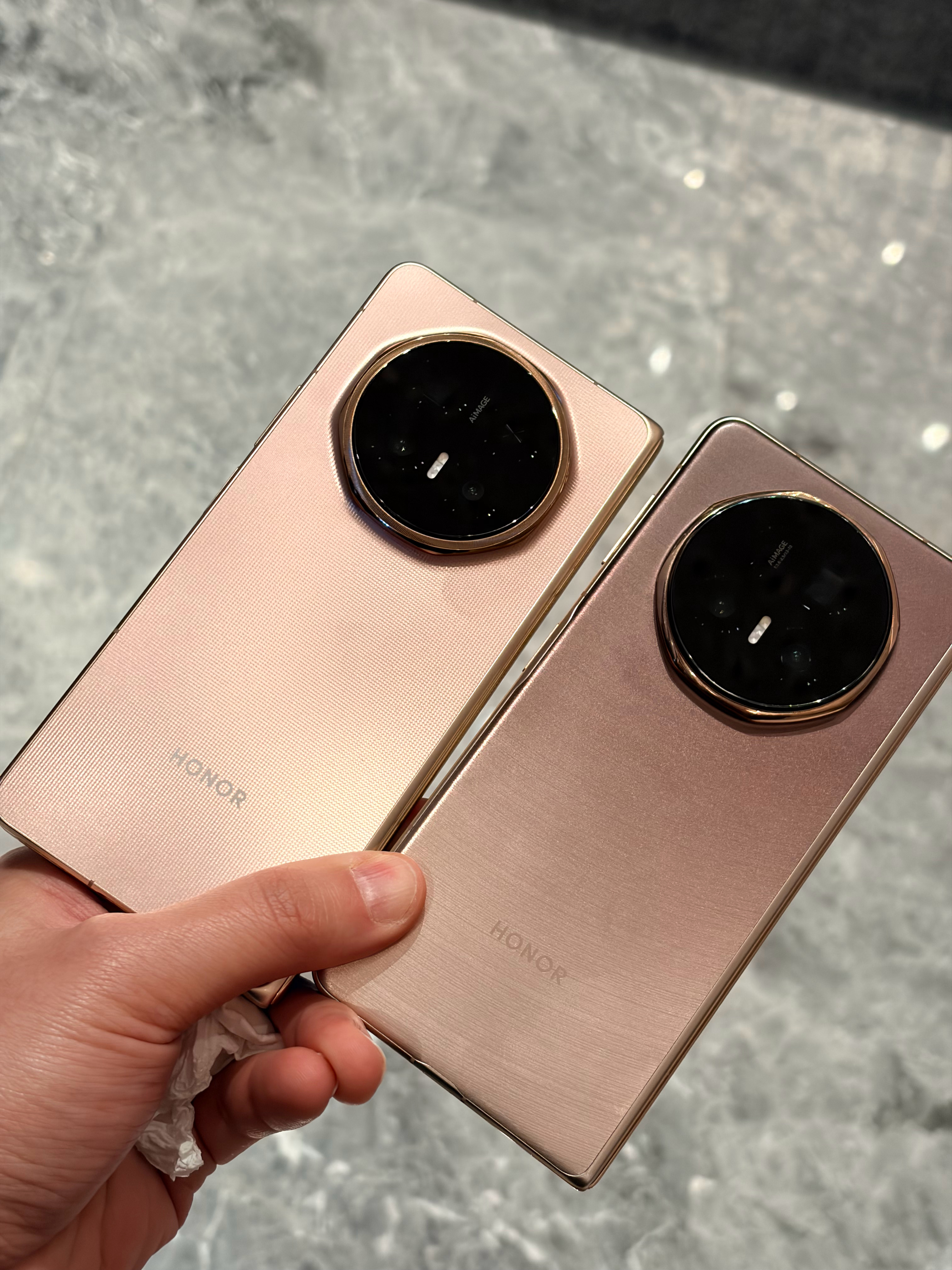 荣耀Magic V5对比V6同样金色，纹理更精致手感也好最大提升还是这块黑钻外屏