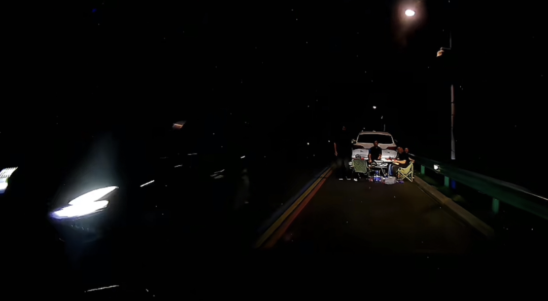 惊险视频疯传！5人在公路中间摆桌吃饭，逗留近一小时，当事人被行政处罚，驾驶人王某、游某已接受教育处罚