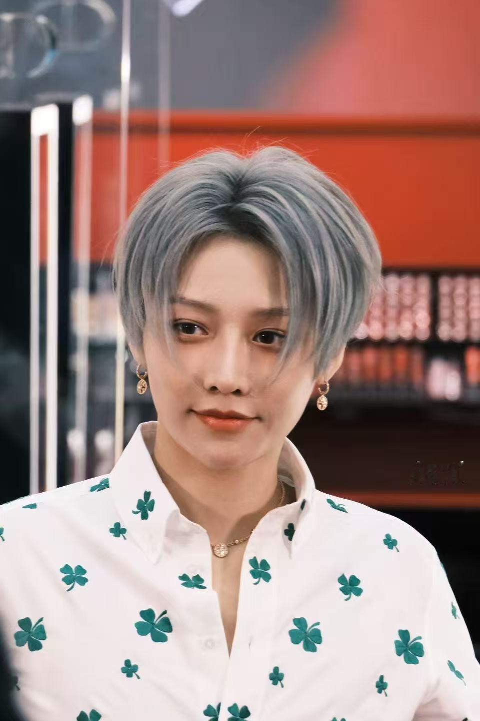 刘雨昕西安活动路透刘雨昕西安线下活动，上身Dior by Jonathan An